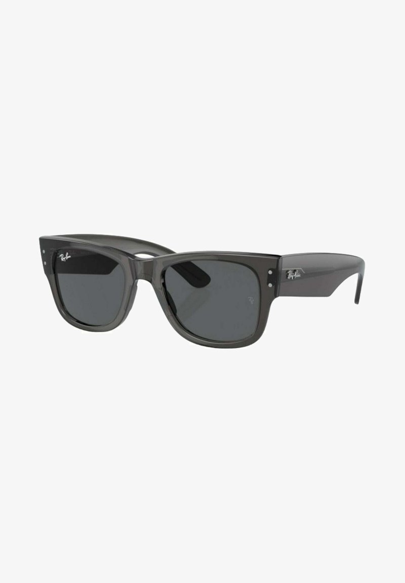 Occhiali da sole Ray-Ban con forma rettangolare, montatura in plastica grigia, lenti grigio scuro e rifiniture argentate sulle tempie.