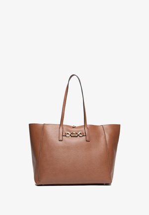 Bolso tote de cuero marrón con asas dobles, con un detalle de herrajes dorados en el frente. Textura lisa y forma estructurada.