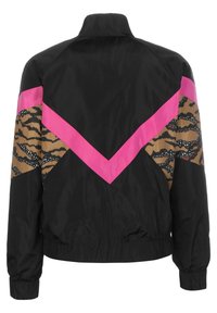 Černá bunda s růžovým chevronovým pruhem a hnědými akcenty tygřího vzoru na rukávech, elastickými manžetami a pasem, pohled zezadu.