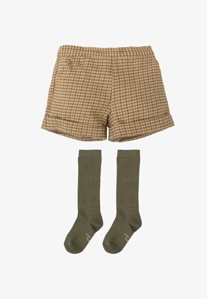 Pantalones cortos marrones con motivo de pata de gallo, con dobladillo plegado y dos calcetas verdes hasta la rodilla hechas de tela suave, con puños acanalados.