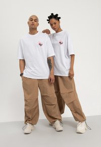 YOURTURN UNISEX - T-shirt estampada - white