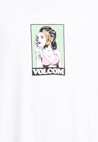 T-shirt blanc présentant un design graphique d'une femme avec un visage robotique, outline en noir, sur un fond vert. Texte "VOLCOM" en dessous.