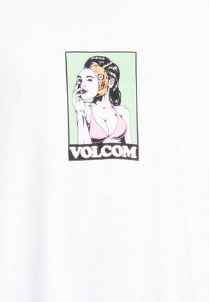 Weißes T-Shirt mit einem grafischen Design einer Frau mit einem mechanischen Gesicht, umrandet in Schwarz, vor einem grünen Hintergrund. Darunter der Text "VOLCOM".