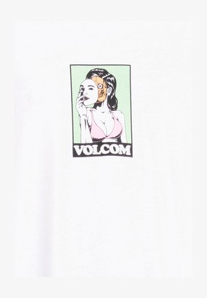 Biała koszulka z graficznym wzorem przedstawiającym kobietę z robotyczną twarzą, obrysowaną na czarno, na zielonym tle. Poniżej napis "VOLCOM".