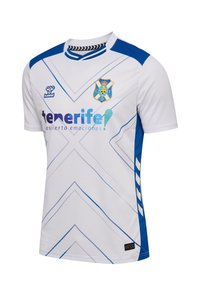 Biała koszulka piłkarska z niebieskimi akcentami, z geometrycznymi wzorami. Logo na piersi oraz tekst "tenerife!" w kolorze niebieskim. Lekki materiał.