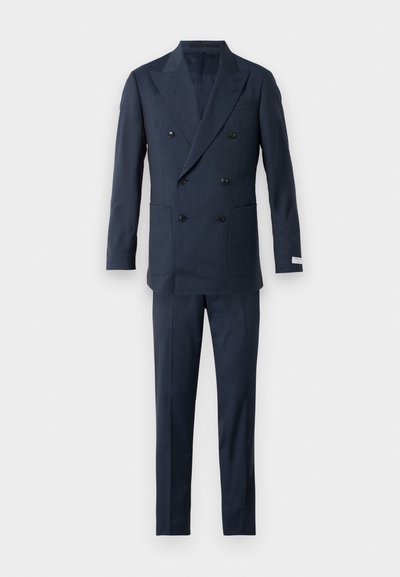 Abito blu navy doppiopetto, realizzato in tessuto testurizzato. Presenta revers a punta, due tasche frontali e pantaloni a gamba dritta. Design classico su misura.