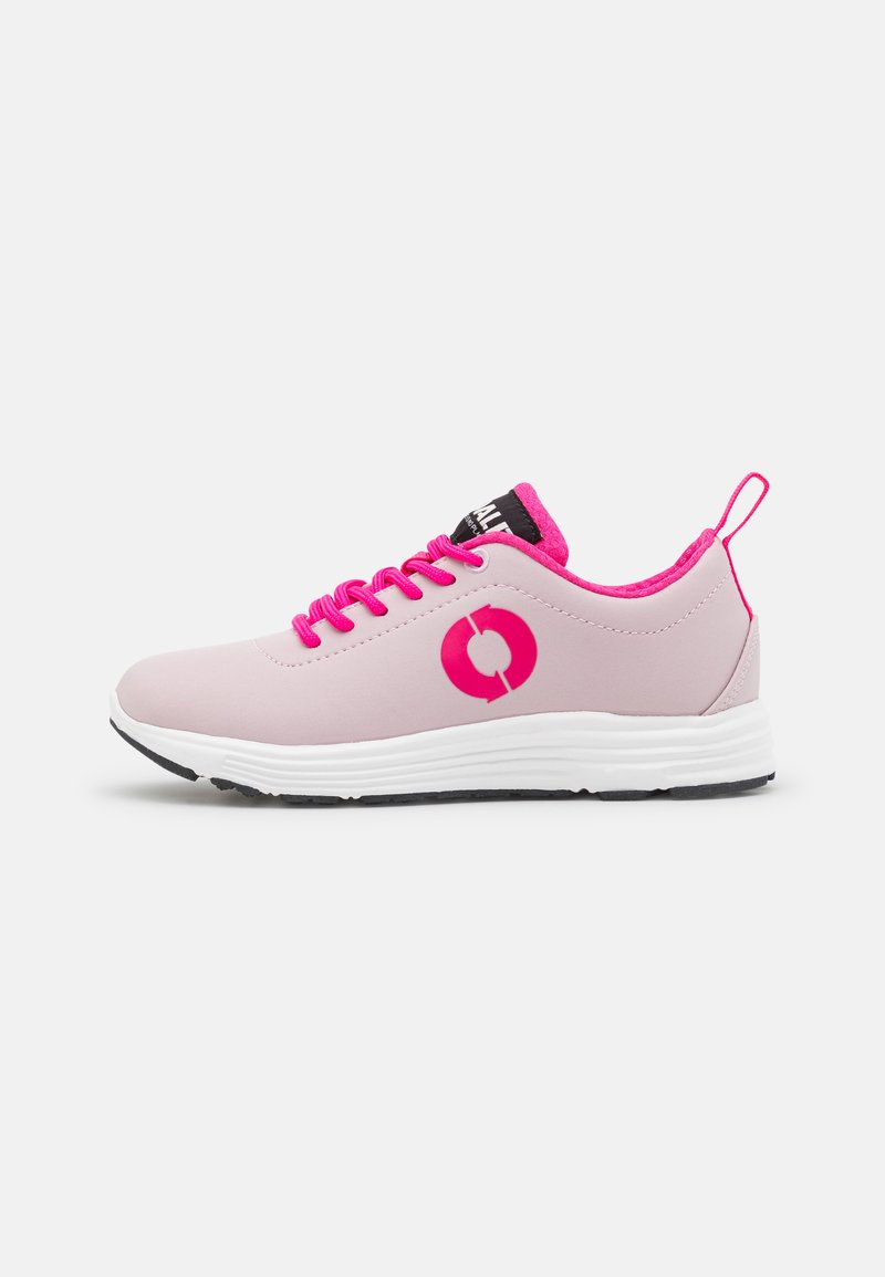 Helle pinkfarbene Sportschuh mit pinken Schnürsenkeln, schwarzer Zunge und weißer Sohle. Hat ein rundes Logo in Pink an der Seite und eine Zuglasche an der Rückseite.