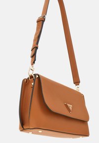Borsa a tracolla in pelle marrone testurizzata con hardware dorato, profili neri e chiusura a pattina. Tracolla regolabile, con un discreto dettaglio del logo.