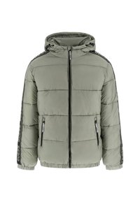 Chaqueta verde acolchada con capucha, que cuenta con bolsillos con cremallera, herrajes negros y rayas laterales contrastantes en negro con acentos de texto.