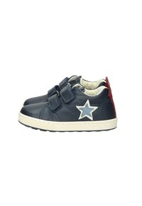 Sneaker in pelle blu scuro con suola bianca. Presenta due fascette con velcro e un accento a stella bianca sul lato. Dettaglio del tallone rosso.