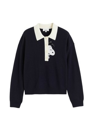 Marineblauwe gebreide trui met een crèmekleurige kraag, met een zeven knopenlijst en een geborduurd Snoopy-ontwerp op de linkerborst.