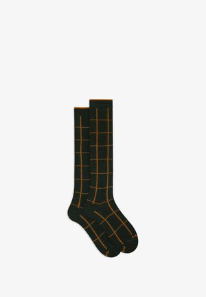 Kniestrümpfe in dunklem Grün mit einem kontrastierenden orangen Karomuster. Weicher Textil mit geripptem oberen Rand und verstärkter Zehenpartie.