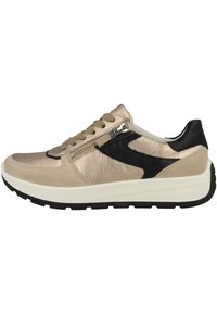 Baskets beige et noires avec cuir texturé et suède, devant à lacets, détail zippé, semelle intermédiaire blanche et semelle extérieure en caoutchouc noir.