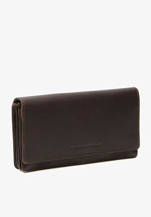 Bruine leren portemonnee met een slank, rechthoekig ontwerp. Kenmerkt subtiele stiksels en een gegraveerd logo aan de voorkant. Meerdere kaartvakjes zichtbaar.