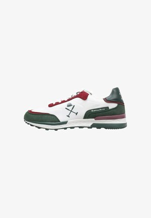 Zapatilla deportiva con parte superior de malla blanca y acentos en gamuza verde, cordones burdeos, logotipo negro, suela texturizada y diseño atlético retro.