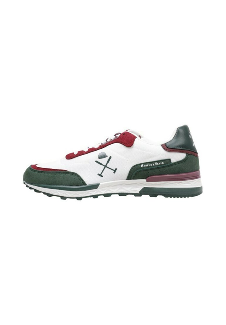 Zapatilla deportiva con parte superior de malla blanca y acentos en gamuza verde, cordones burdeos, logotipo negro, suela texturizada y diseño atlético retro.