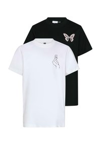 Pakke med to t-skjorter: en svart med et rosa sommerfugl-trykk, en hvit med et svart hjerte-symbol laget av hender. 100 % bomull, klassisk passform.