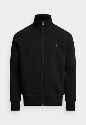 Czarna kurtka zapinana na zamek z wysokim kołnierzem, długimi rękawami i małym, złotym haftowanym logo konia na lewej piersi.