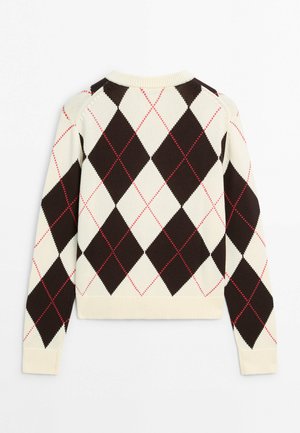 Kremowy sweter z długim rękawem, z czarno-czerwonym wzorem w romby argyle oraz ściągaczami na rękawach i u dołu, pokazany od tyłu.