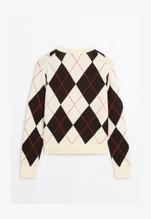 Kremowy sweter z długim rękawem, z czarno-czerwonym wzorem w romby argyle oraz ściągaczami na rękawach i u dołu, pokazany od tyłu.