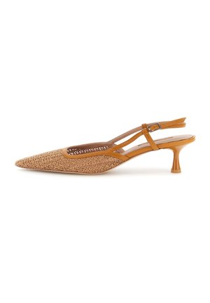 Tan vævet spids tå slingback-sko med lav, udadskrået hæl og justerbar spændestrop.