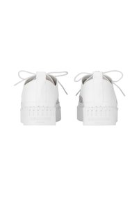 Zapatillas de cuero blanco con punta redonda, acentos texturizados y suela de goma gruesa con diseño estriado y cordones ajustables con lazo.
