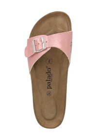 Rosa halksandaler med en texturerad rem, med en silverfärgad spänne och en mjuk, dämpad fotbädd. Varumärket "Palado" tryckt på sulan.