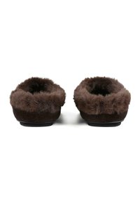 Braune Wildlederschuhe mit einem weichen, flauschigen Fellbesatz am Kragen. Flachprofil mit einer schwarzen, flachen Sohle. Minimales Design mit einem gemütlichen Aussehen.