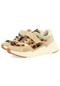 Sneakers beige con accenti a stampa leopardata. Straps in velcro e materiali texturizzati. Suola in gomma con un leggero intersuola ammortizzata per il comfort.