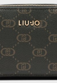 Sort tekstureret læderpung med et gentaget mønster og guld logo "LIU JO," fremhævet af en lynlås langs den øverste kant.