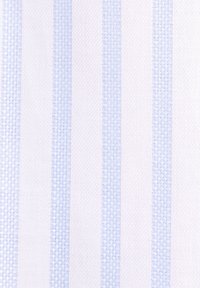 Biały materiał z cienkimi pionowymi jasnoniebieskimi paskami, o fakturze zapewniającej subtelny wzór. Splot jest gęsty i równomiernie rozmieszczony.