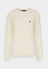 Krämfärgad bomullssweater med kabelstickning, lång ärm, rund halsringning, ribbade muddar och en liten marinblå logotyp på vänster bröst.