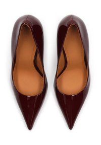 Pár lesklých tmavě červených balerín s špičatou špičkou pro ženy, z pohledu shora na bílém pozadí.