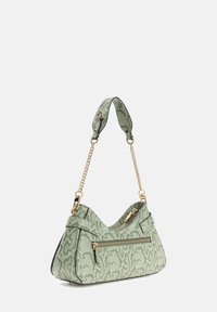 Sac à main vert à motif avec un design texturé effet peau de serpent, équipé d'une bandoulière chaîne et de compartiments zippés pour le rangement.