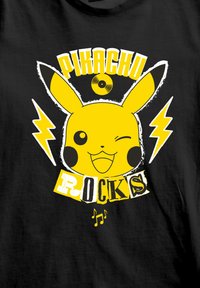 Černé tričko s potiskem žlutého Pikachu, který se usmívá a mrká, doplněné blesky, textem "PIKACHU ROCKS" a notami.