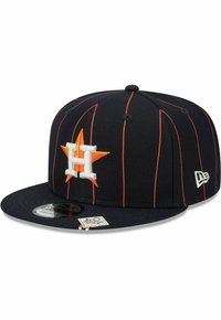 Schwarze Baseballmütze mit orangen Streifen. Auf der Vorderseite befindet sich ein gesticktes weißes "H" und ein oranges Sternlogo. Flacher Schirm, strukturierte Form.