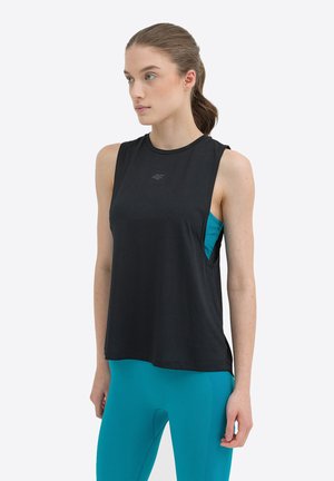 Top atlético sin mangas de color negro con cuello redondo, que presenta un sutil logo y laterales con cortes, usado sobre una camiseta de tirantes ajustada de color verde azulado.