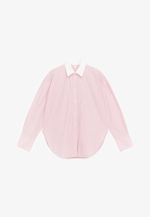 Svetloružová košeľa s dlhým rukávom na gombíky, širokými manžetami a kontrastným bielym špicatým golierom, položená na bielom pozadí.