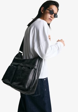 Bershka Håndtasker - black