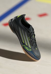 adidas Performance F50 LEAGUE IN - Botines de fútbol sala - core black/iron metallic/lucid lemon