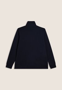 Pullover a maniche lunghe blu navy con colletto alto, posizionato in piano per mostrare la vista posteriore su uno sfondo beige.