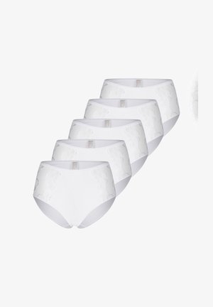 Fünf weiße hochtaillierte Slips mit dezenten floralen Spitzendetails an den Seiten, ordentlich in einer kaskadenförmigen Anordnung auf einem weißen Hintergrund gestapelt.