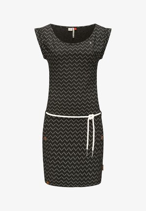 Černé šaty se vzorem ve tvaru šipky v šedé barvě, s krátkými rukávy, kulatým výstřihem a bílým páskem uvázaným v pase.