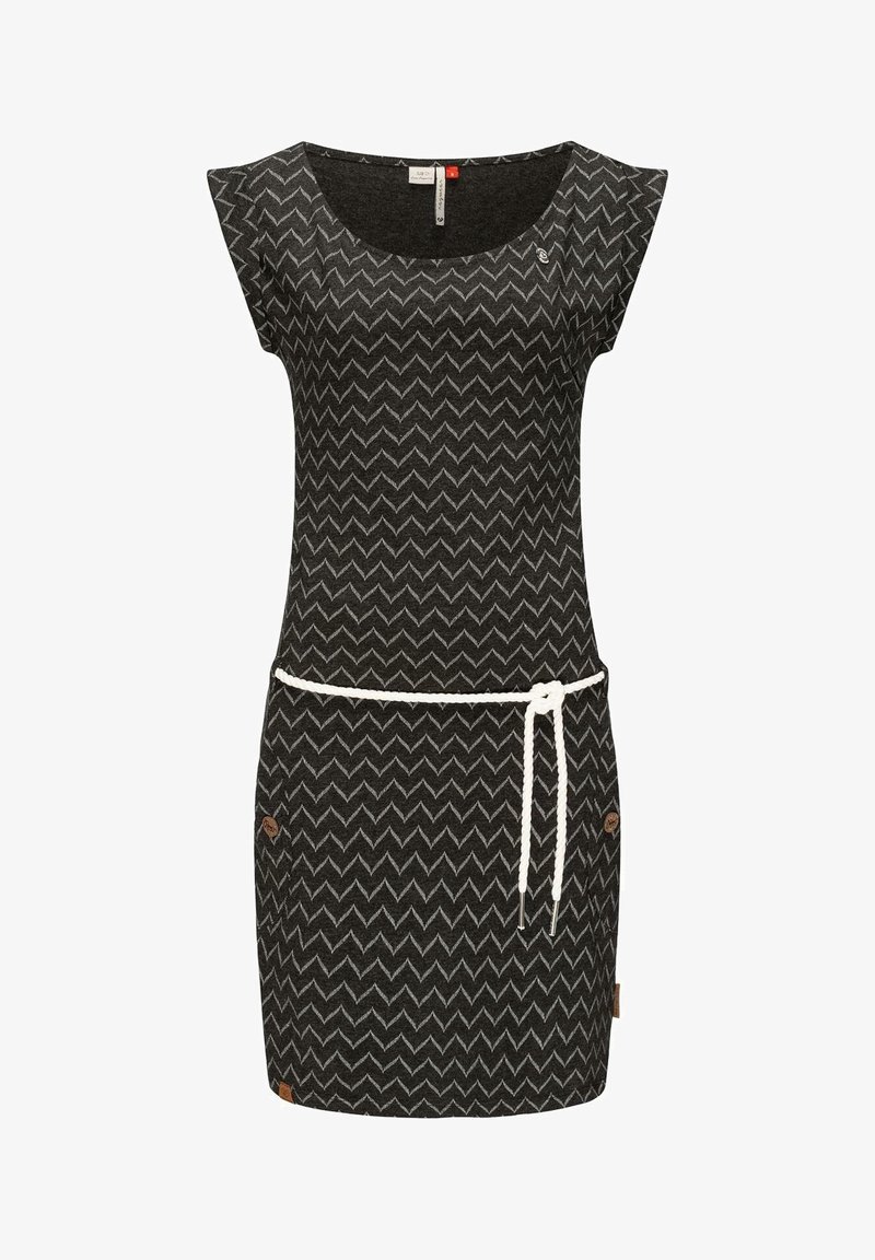 Robe noire avec un motif en chevrons gris, dotée de manches courtes, d'un col rond, et d'une ceinture blanche nouée à la taille.