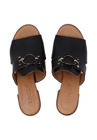 Zwarte lederen slide-sandalen met een brede band, gouden ronde hardware-detail en een tan kleurige inlegzool met geëmbosseerd logo.