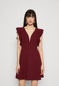 WAL G. PLUNGE NECKLICE WITH FLUTTER SLEEVES DRESS - Φόρεμα ημέρας - berry wine