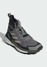 adidas Performance FREE HIKER 2.0 HIKING - Hikingsko - charcoal solid grey core black olive strata