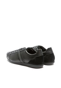 Zapatillas negras con parte superior de cuero suave y detalles de ante, con punta redonda, cordones frontales y marca en el talón.