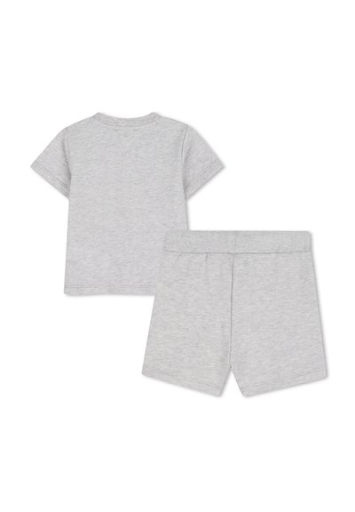 Ensemble deux pièces en coton gris comprenant un t-shirt à manches courtes et un short à taille élastique, tous deux à texture lisse et au design simple.