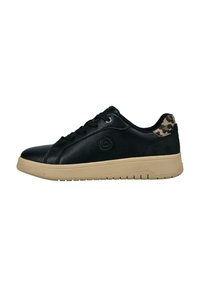 Schwarze Ledersneaker mit einer beige Gummisohle, versehen mit einem Leoprint-Akzent an der Ferse und sechseckigen Ösen für die Schnürsenkel.